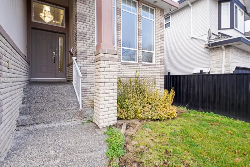 14621 81A AVENUE - photo 2 of 40