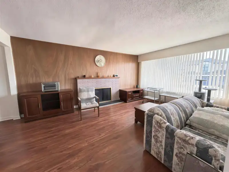 10580 DENNIS CRESCENT - photo 2 of 20