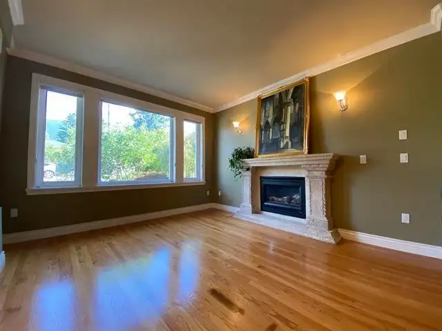 467 W KINGS ROAD - photo 2 of 32