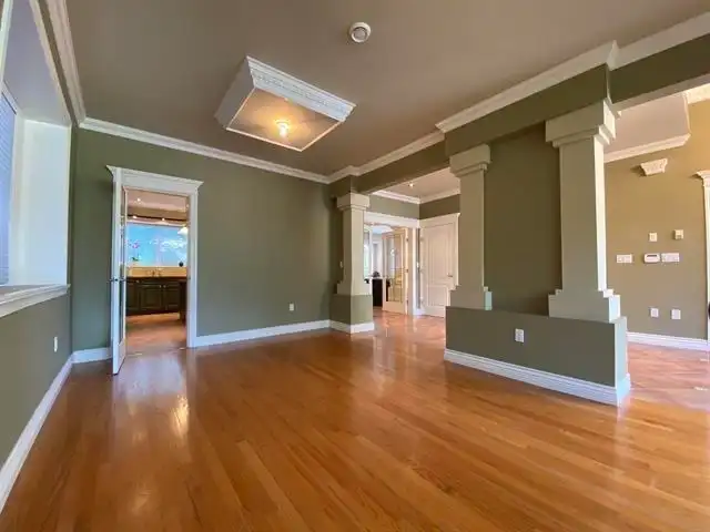 467 W KINGS ROAD - photo 3 of 32