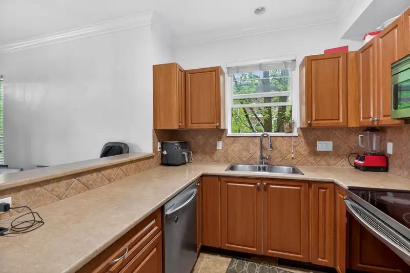 25 1010 EWEN AVENUE - photo 3 of 21