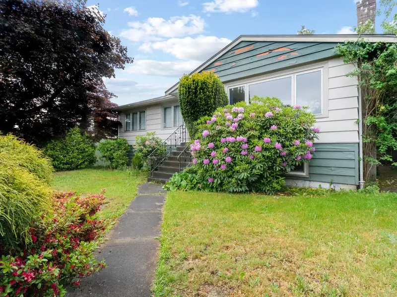 4156 CASTLEWOOD CRESCENT - photo 3 of 6