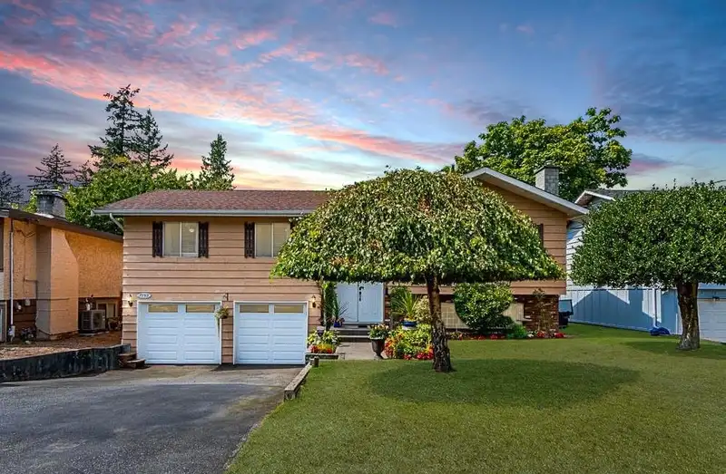 7159 114A STREET - photo 2 of 38