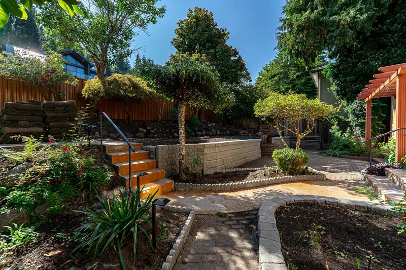 4327 LOCARNO CRESCENT - photo 3 of 17