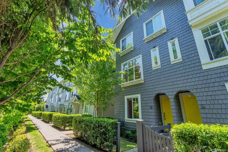 129 15850 85 AVENUE - photo 3 of 32