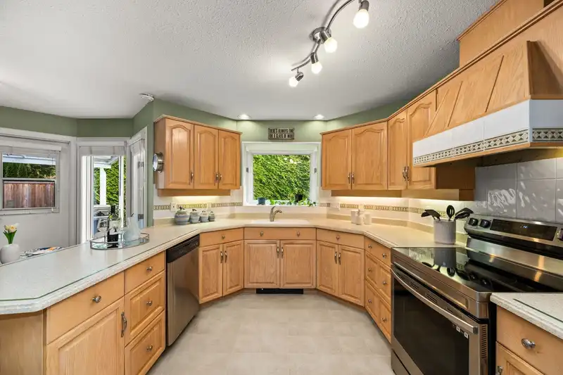 12334 56 AVENUE - photo 4 of 40