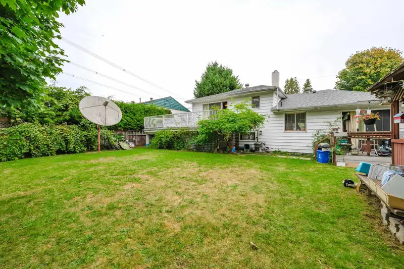 9253 137A STREET - photo 2 of 12