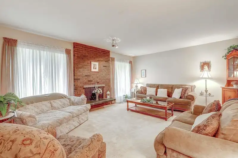 15584 98 AVENUE - photo 2 of 27