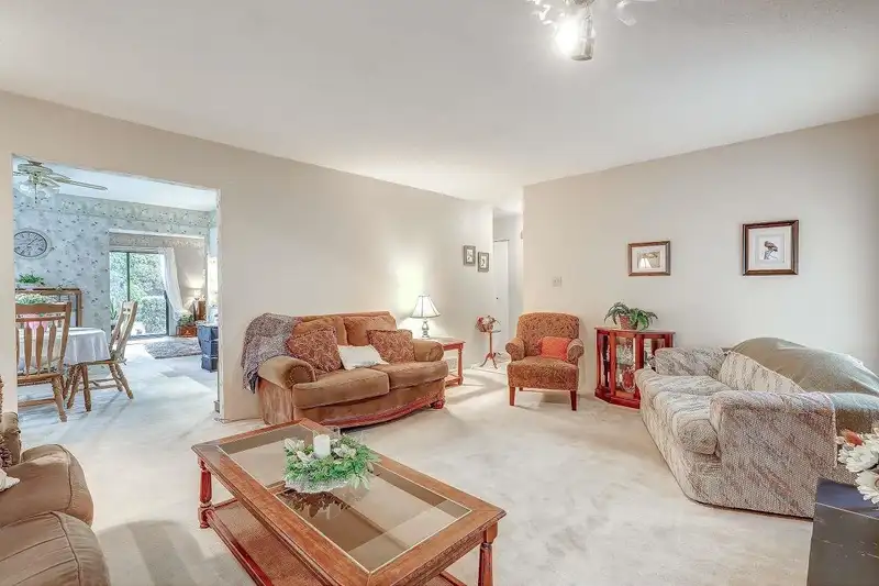 15584 98 AVENUE - photo 3 of 27