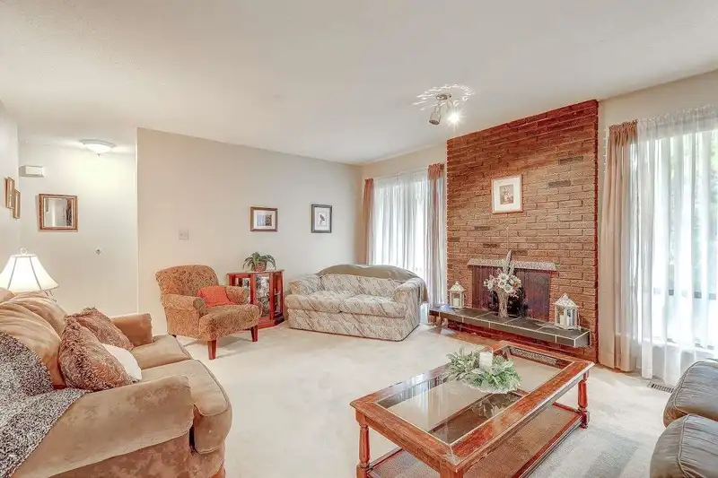 15584 98 AVENUE - photo 4 of 27