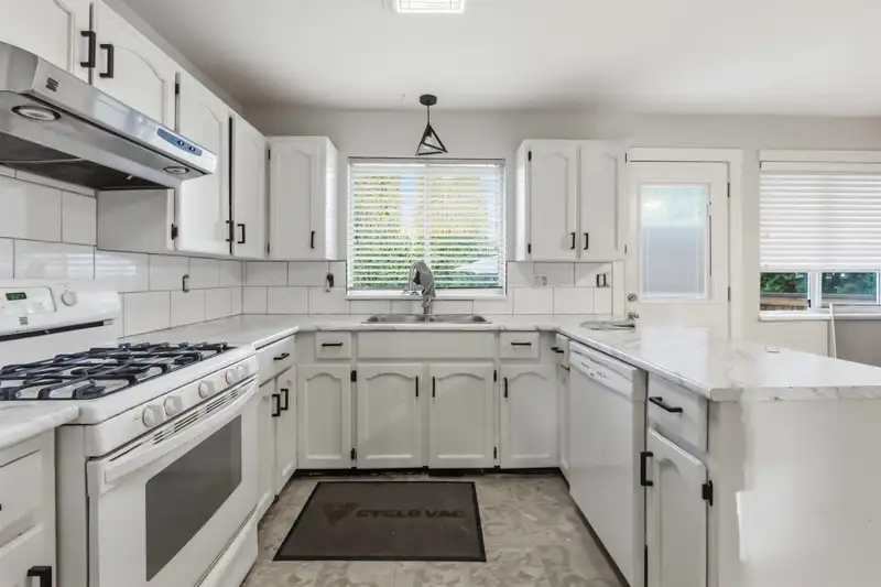 3743 NANAIMO CRESCENT - photo 3 of 15