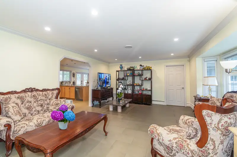 10060 SWINTON CRESCENT - photo 3 of 26