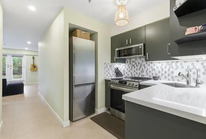 104 828 W 14TH AVENUE - photo 3 of 23