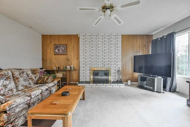 5527 148 STREET - photo 4 of 32