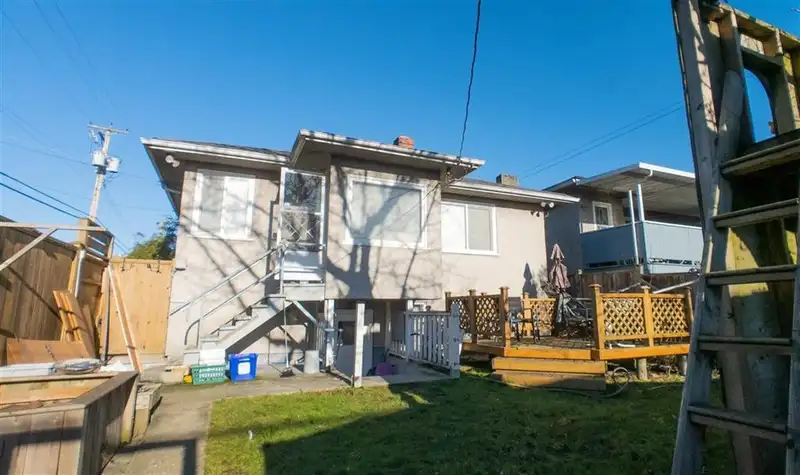 712 E 57 AVENUE - photo 3 of 7