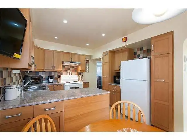 712 E 57 AVENUE - photo 4 of 7