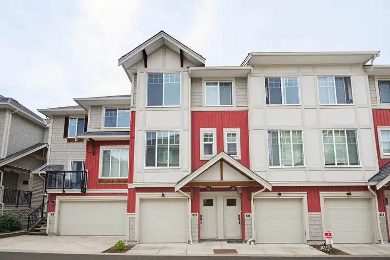 46 20498 82 AVENUE - photo 2 of 40