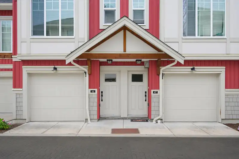 46 20498 82 AVENUE - photo 3 of 40