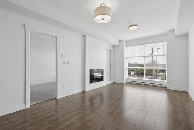 205 827 RODERICK AVENUE - photo 2 of 32