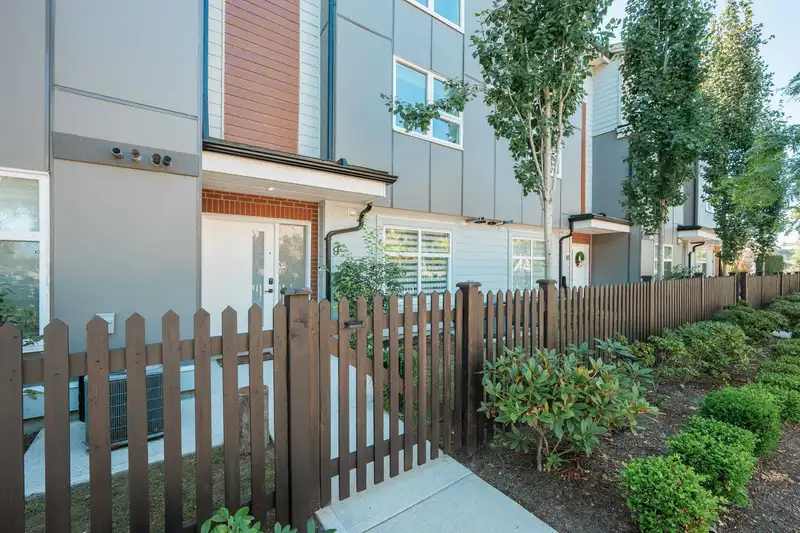 9 22334 48 AVENUE - photo 3 of 38