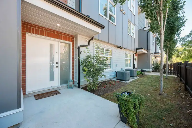 9 22334 48 AVENUE - photo 4 of 38