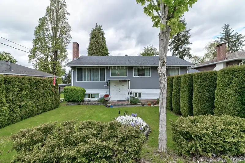 11405 92 AVENUE - photo 2 of 23