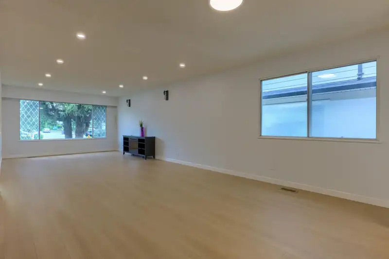 3492 E 49TH AVENUE - photo 4 of 31