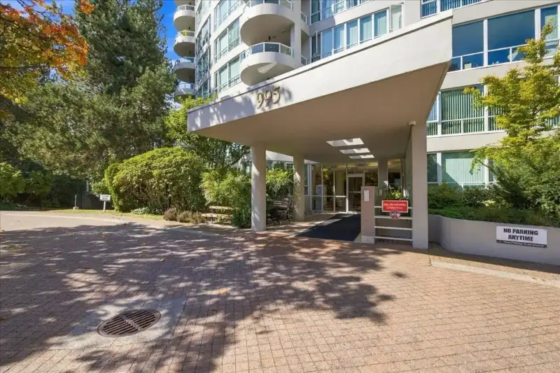 402 995 ROCHE POINT DRIVE - photo 1 of 39