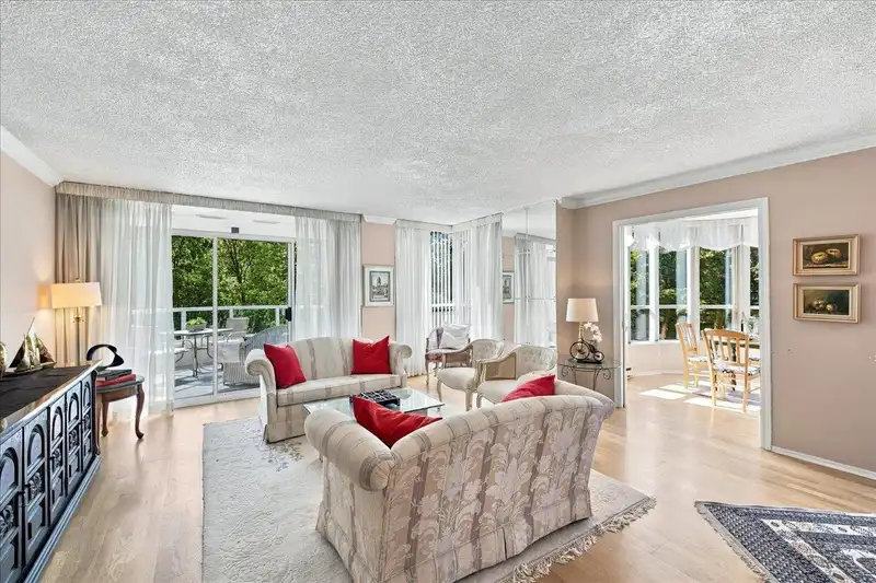 402 995 ROCHE POINT DRIVE - photo 3 of 39