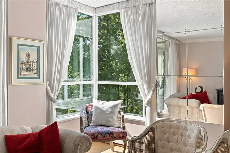 402 995 ROCHE POINT DRIVE - photo 4 of 39