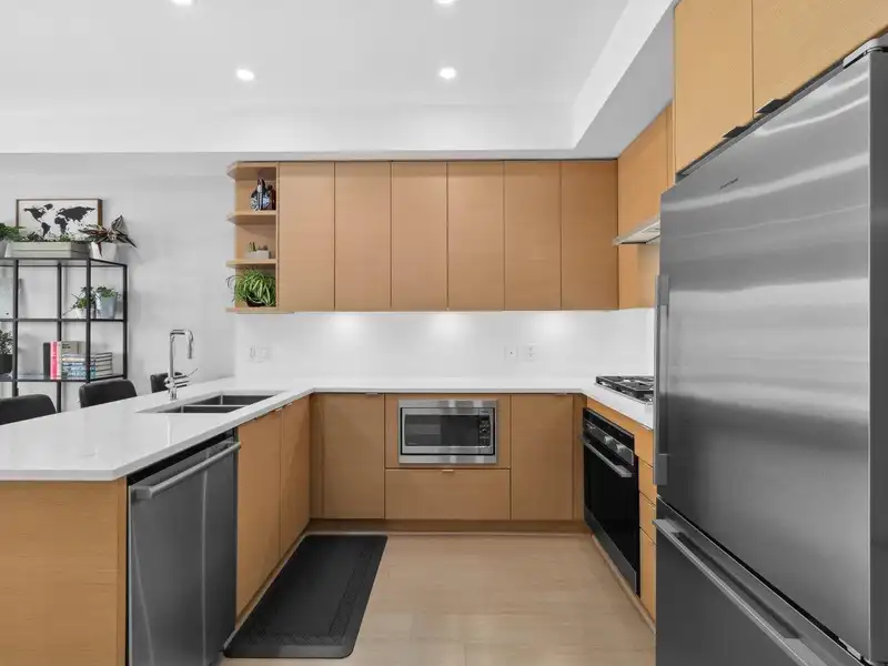 208 2528 COLLINGWOOD STREET - photo 3 of 17