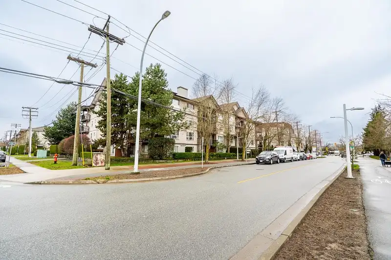 313 5465 203 STREET - photo 2 of 28