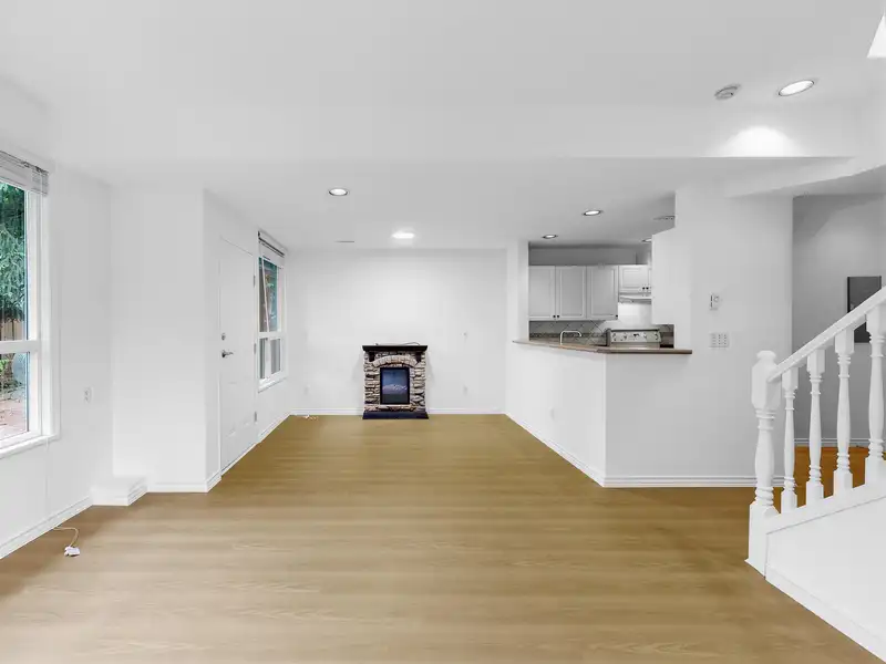 5 8289 121A STREET - photo 4 of 32
