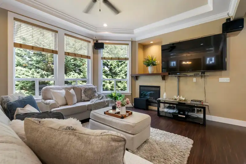 14683 61 AVENUE - photo 2 of 40