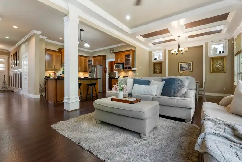 14683 61 AVENUE - photo 4 of 40