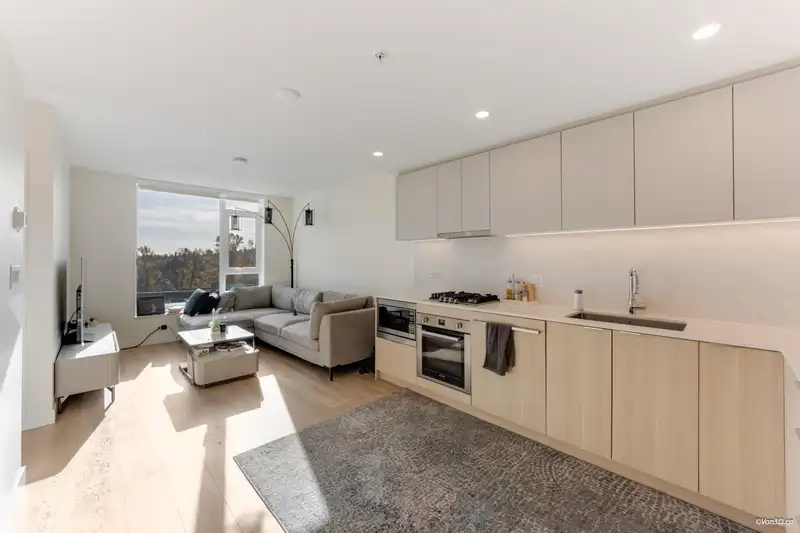 610 308 ALDERSON AVENUE - photo 2 of 25