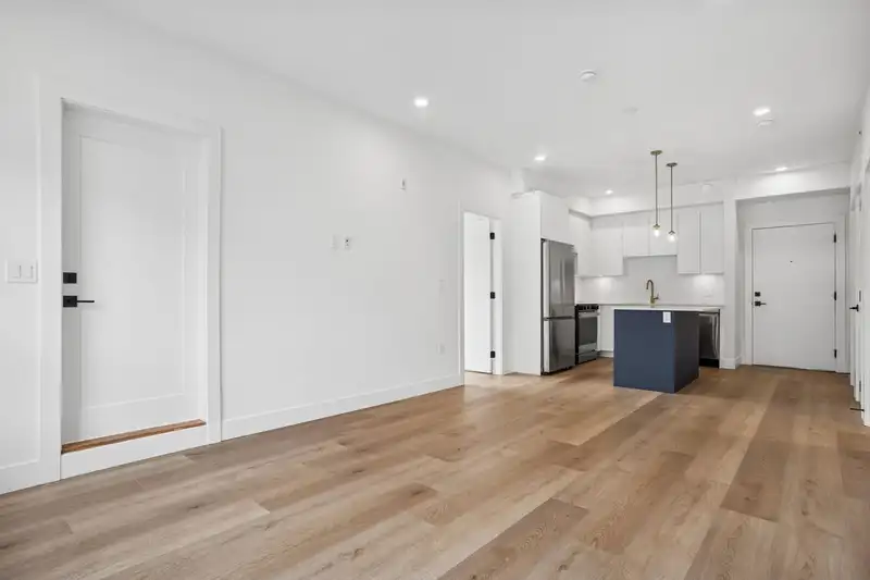 208 20286 72B AVENUE - photo 3 of 18