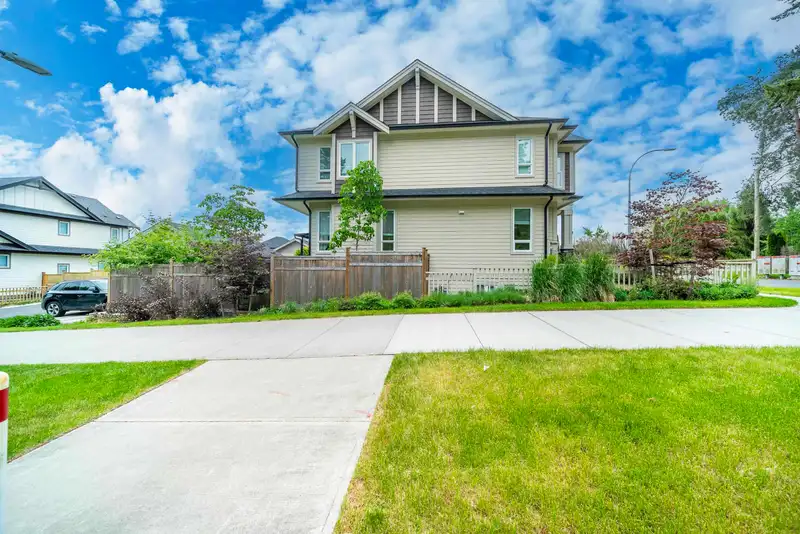 20411 76 AVENUE - photo 4 of 39