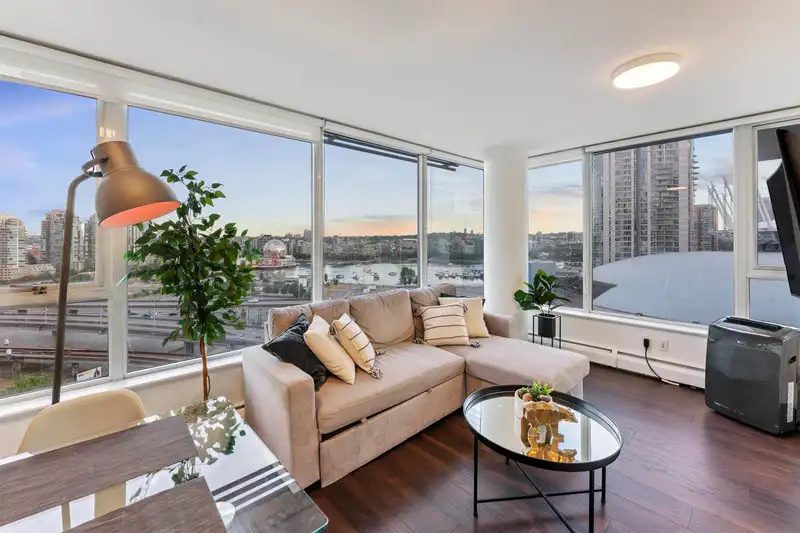 1802 688 ABBOTT STREET - photo 2 of 31