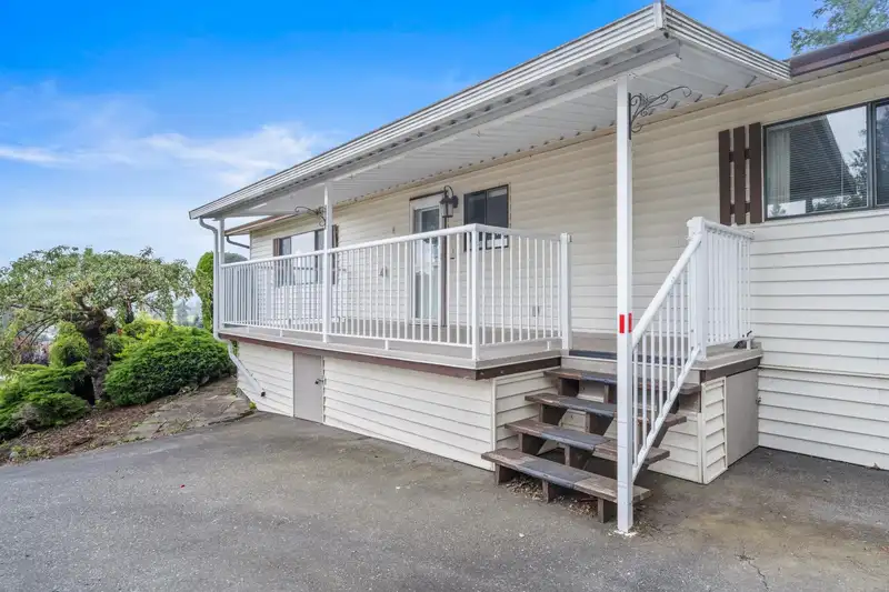 37 27111 0 AVENUE - photo 3 of 40