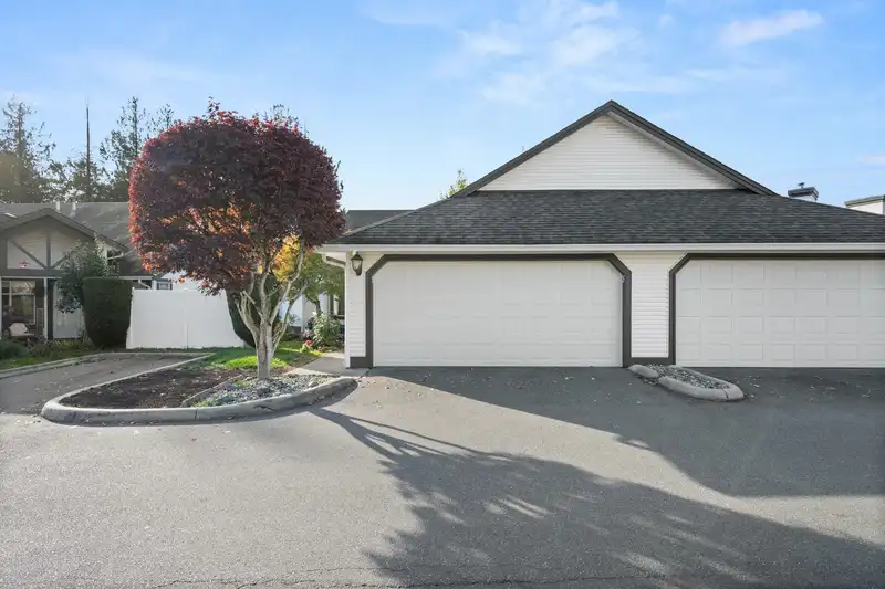5 19649 53 AVENUE - photo 2 of 36