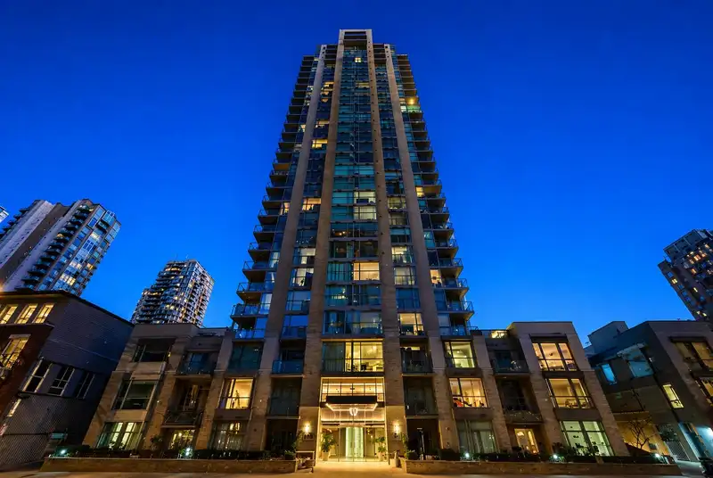 1805 928 RICHARDS STREET - photo 1 of 19