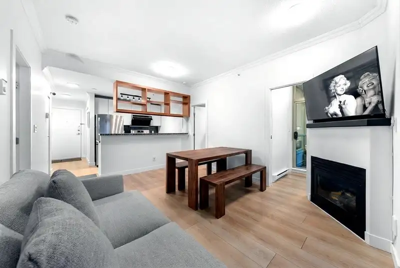 1805 928 RICHARDS STREET - photo 2 of 19