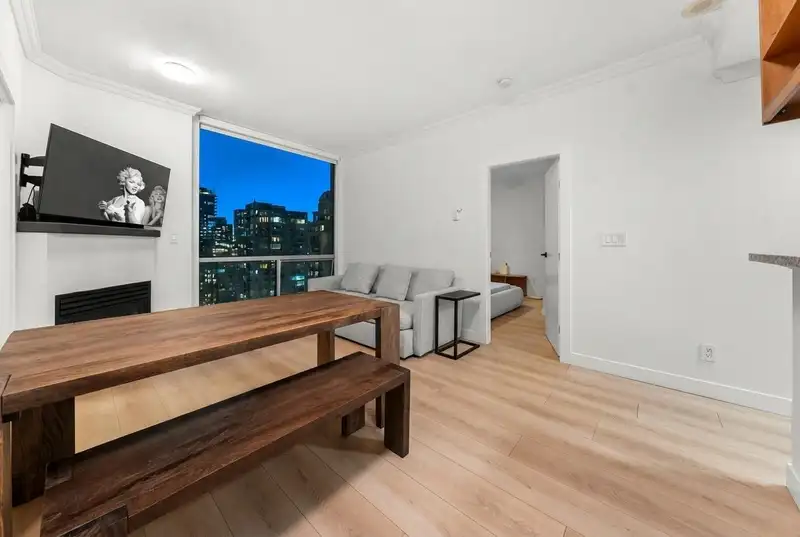 1805 928 RICHARDS STREET - photo 3 of 19