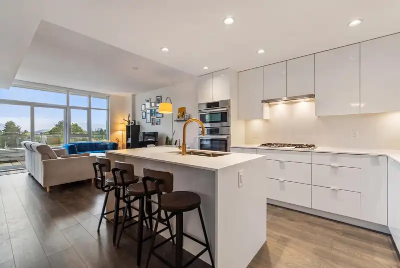 608 2435 KINGSWAY - photo 3 of 40