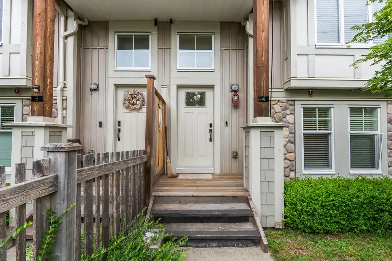 4 20498 82 AVENUE - photo 3 of 37