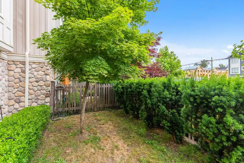 4 20498 82 AVENUE - photo 4 of 37
