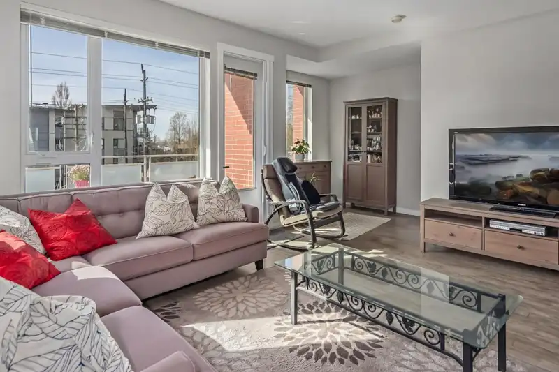 3107 E KENT AVENUE NORTH AVENUE - photo 1 of 40