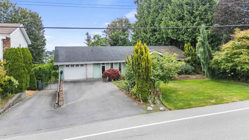 2544 SUNNYSIDE CRESCENT - photo 1 of 40