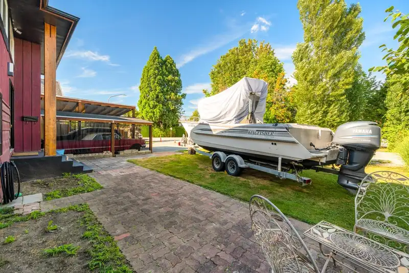 10540 AINTREE CRESCENT - photo 4 of 23